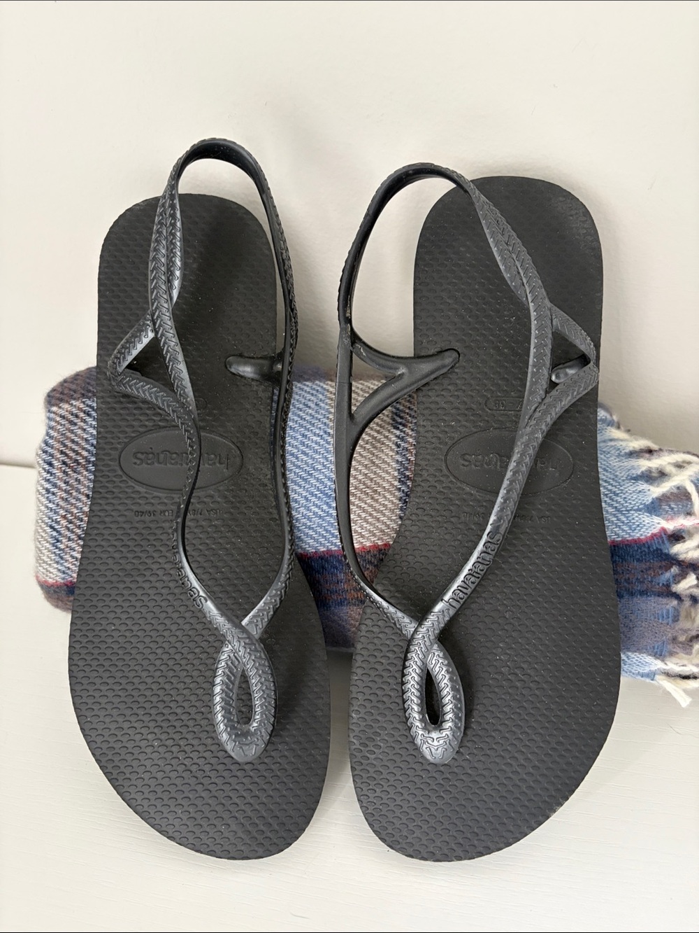 Havaianas Slim Twist Sandals in Black